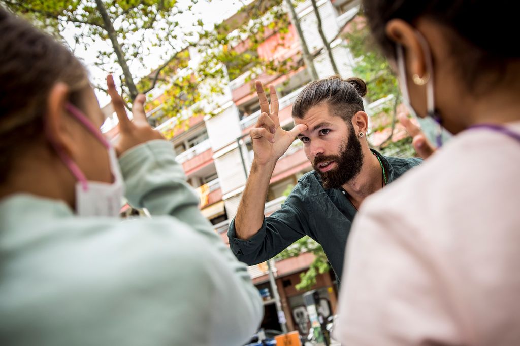 Uns nens participen en un taller de llenguatge de signes de la Festa de l'Associa't