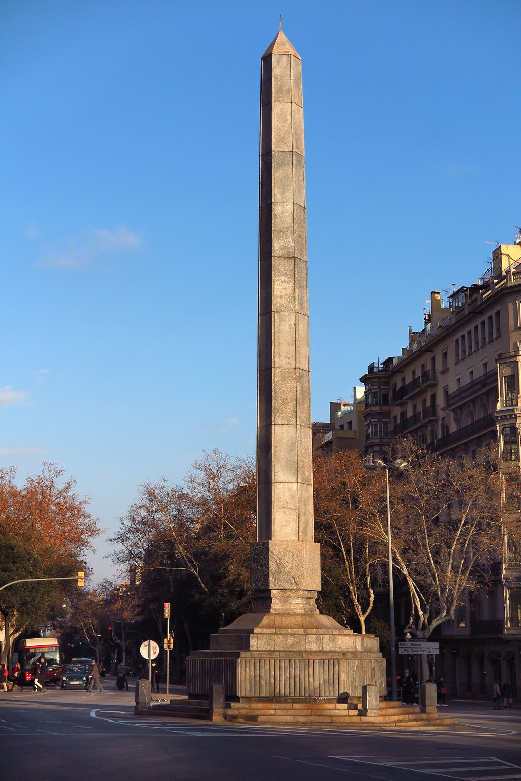 Plaça del Cinc d'Oros amb l'obelisc