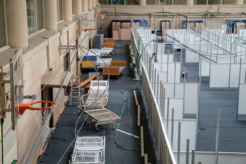 Llits articulats del Pavelló Salut de l'INEFC al costat de l'emplafonat a mig desmuntar