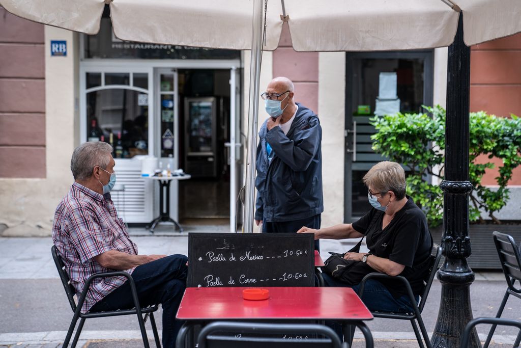 Una parella asseguda a la taula d'una terrassa al Poblenou