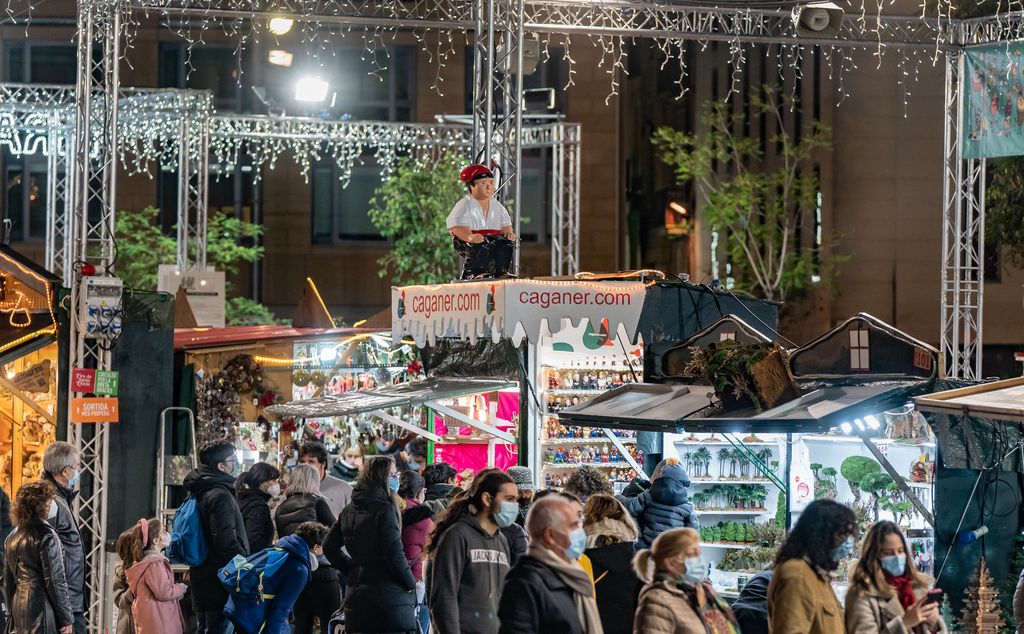 Vista de la Fira de Santa Llúcia amb els visitants caminant i aturant-se a les parades