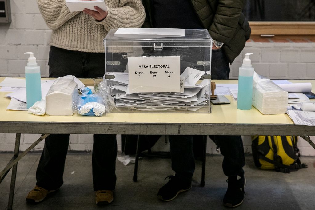 Urna plena de paperetes a les Cristalleries Planell