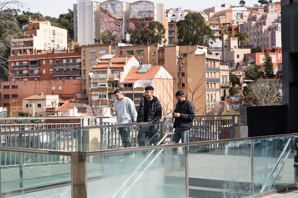Joves caminant per les plataformes d'accés al metro de Vallcarca