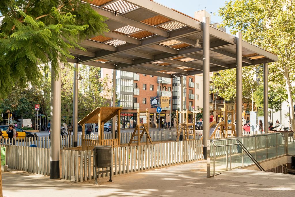 Àrea de jocs infantils sota la pèrgola