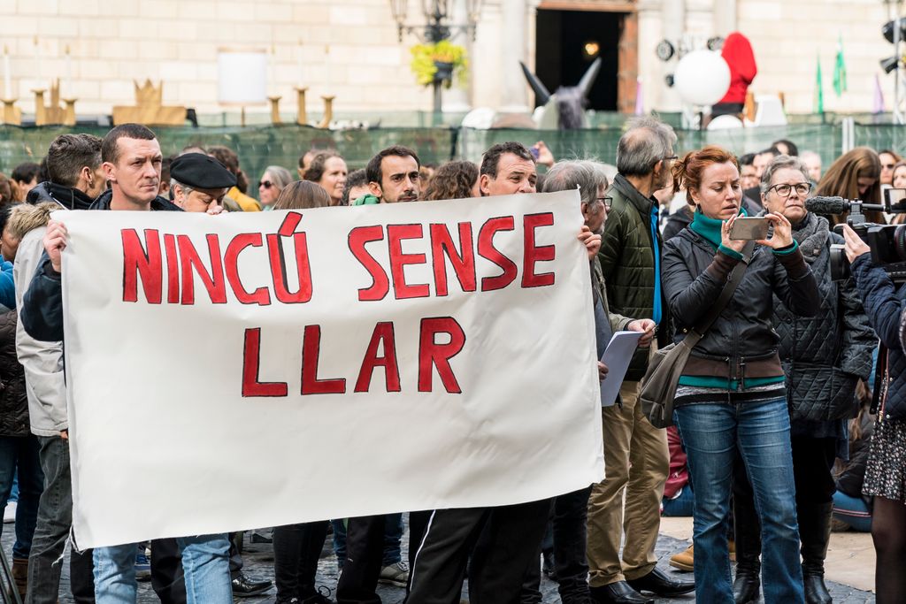 Pancarta "Ningú sense llar"