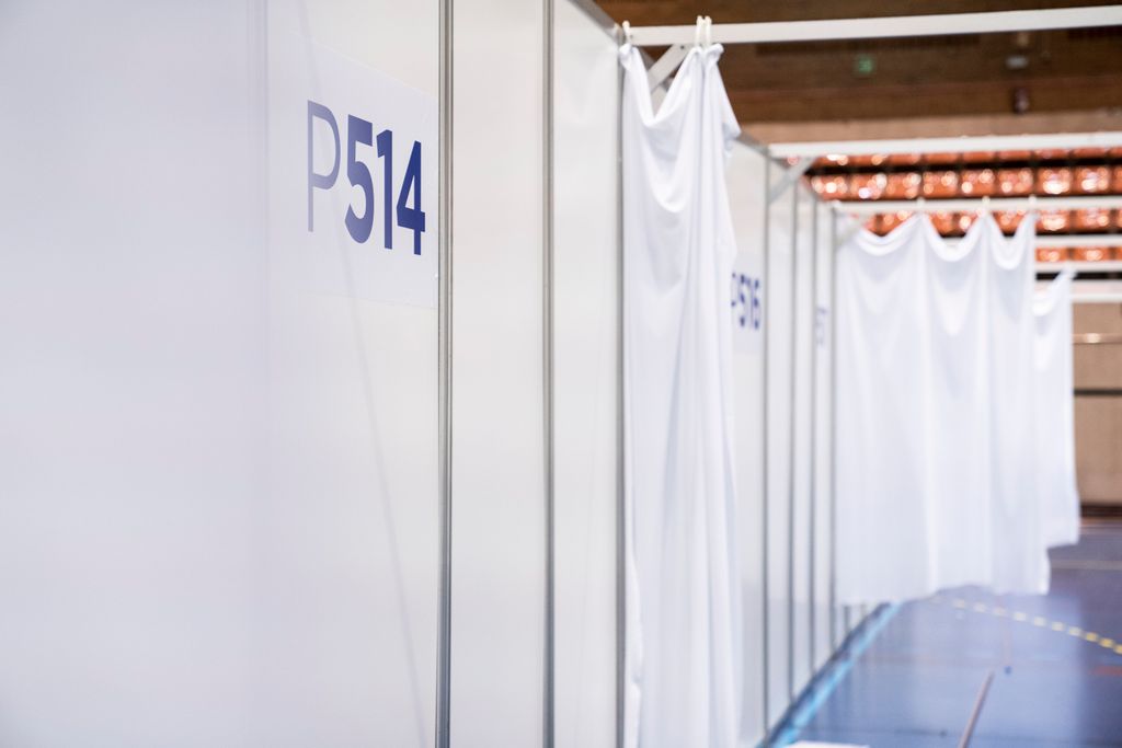 Box en plafons amb portes de cortina i amb la numeració identificativa a l’exterior