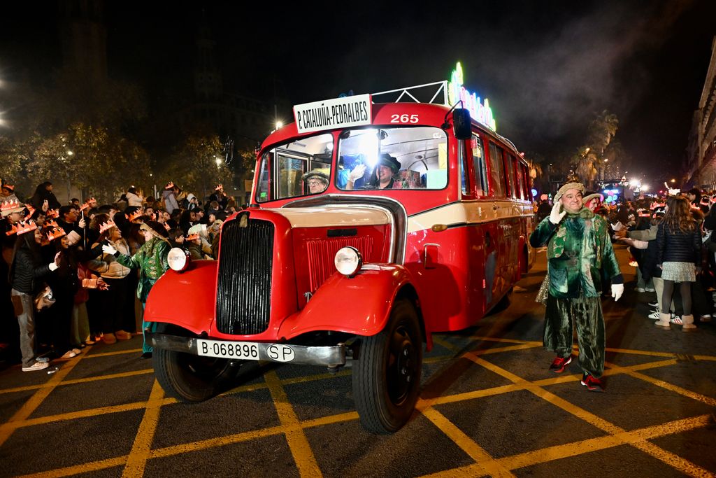 Bus antic del seguici de les Carameleres durant la Cavalcada dels Reis d'Orient