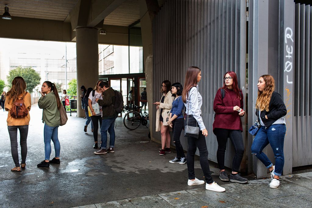 Grup d'universitaris a les portes de la Facultat de Geografia i Història de la Universitat de Barcelona