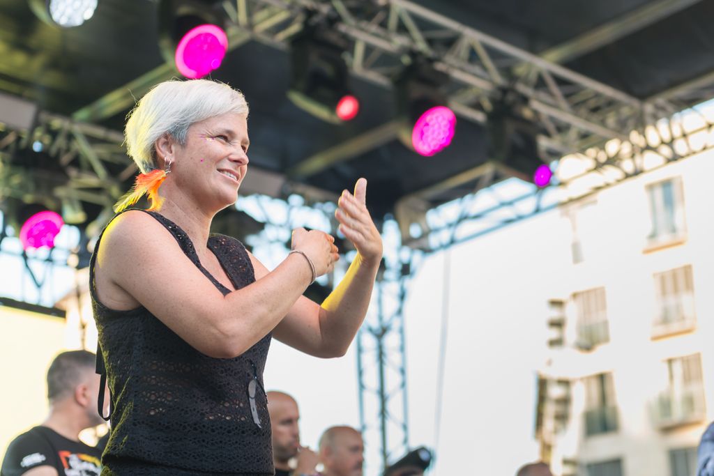 Traductora traduciendo al idioma de signos el discurso de Àngel Llàcer en el pregón del Pride Barcelona 2025