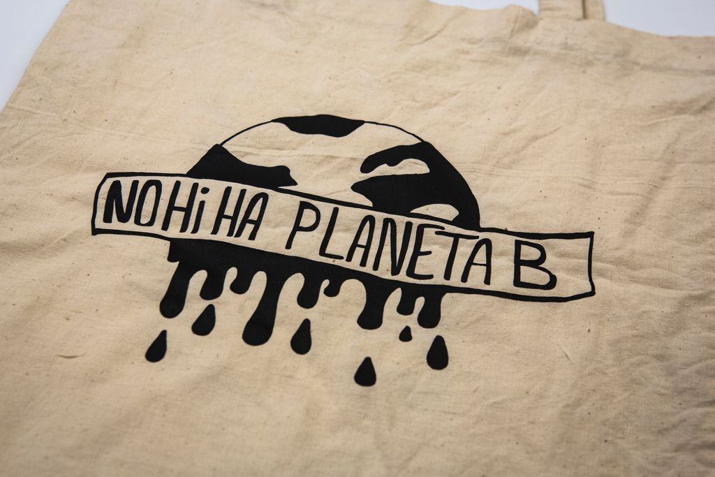 Dibuix amb el lema "No hi ha planeta B" pintat a la superfície d'una bossa de cotó