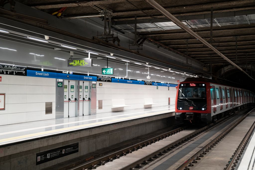 Comboi del metro arribant a la nova estació de l’L5, Ernest Lluch