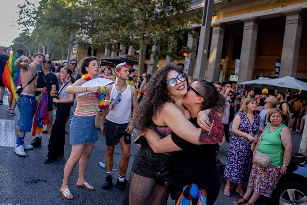 Una pareja dándose un abrazo durante la manifestación del Pride! 2023.