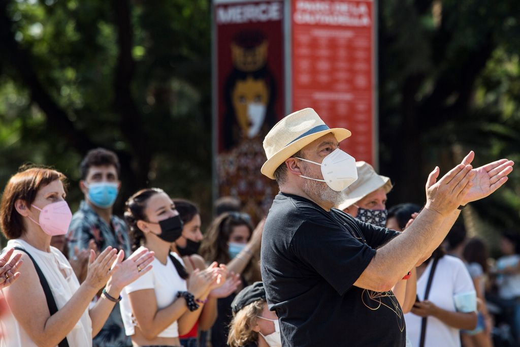 Públic que aplaudeix en un dels actes de la Festa de l'Associa't al parc de la Ciutadella durant la Mercè 2021