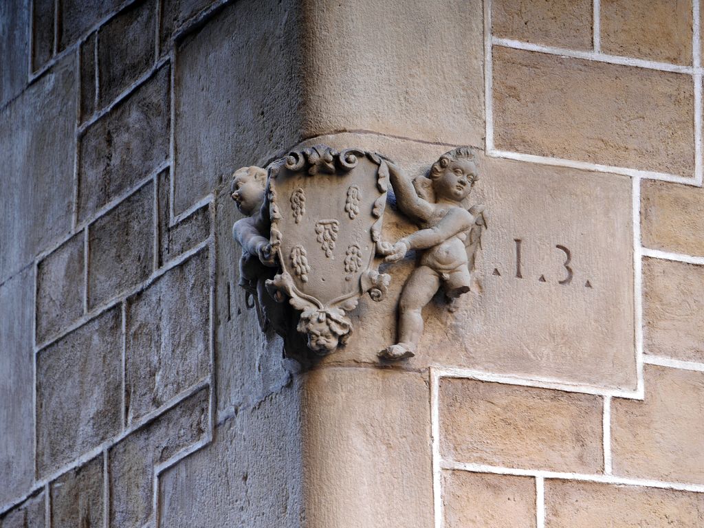 Casa de la Confraria de la Puríssima Sang. Plaça del Pi, 1. Escut