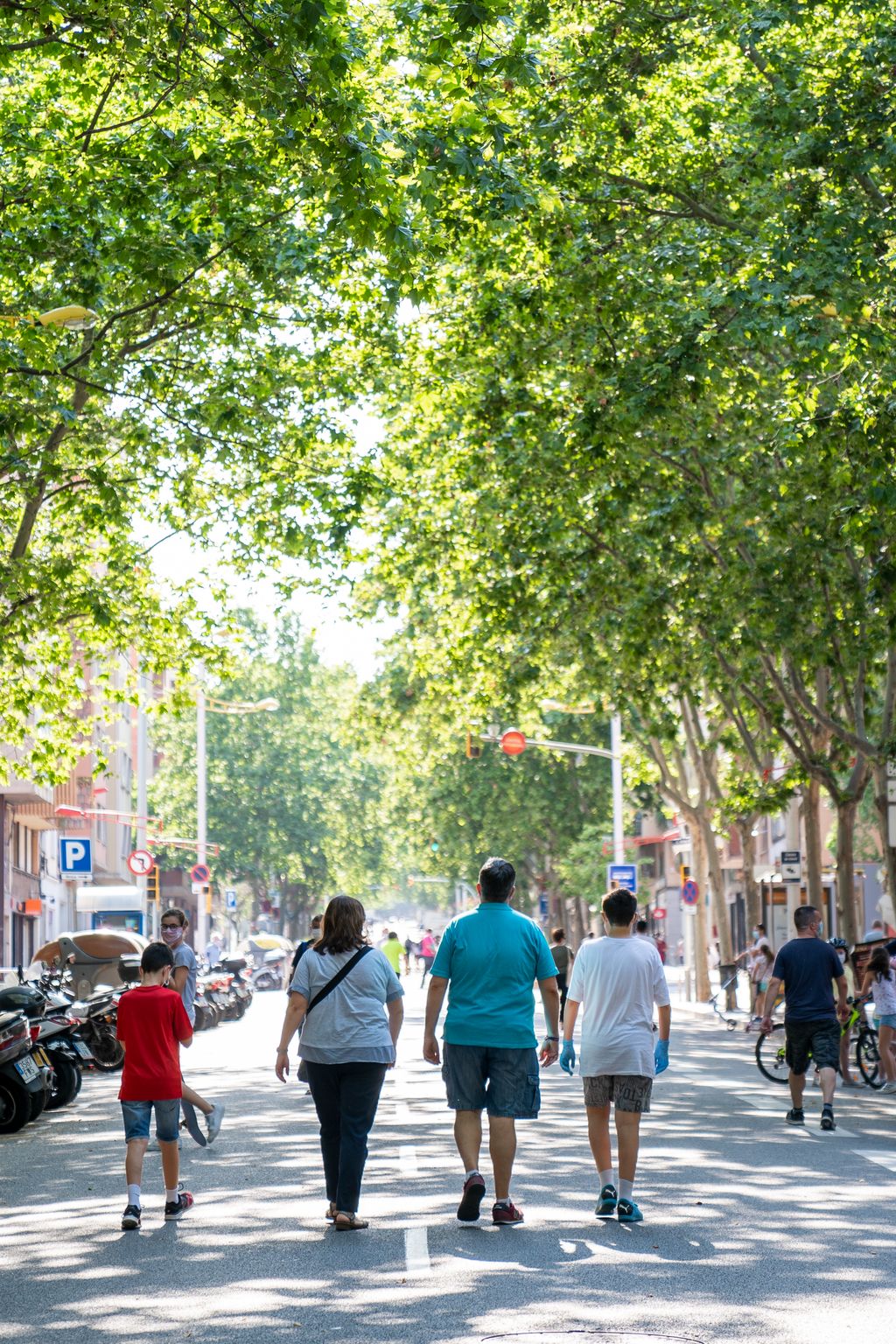 Grups de persones caminant per l'itinerari segur del passeig de Fabra i Puig amb mascareta i alguna persona amb guants
