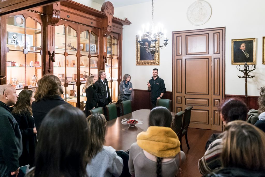 Visitants durant la visita guiada de la Nit de les Acadèmies en una de les sales de la Reial Acadèmia de Ciències i Arts de Barcelona