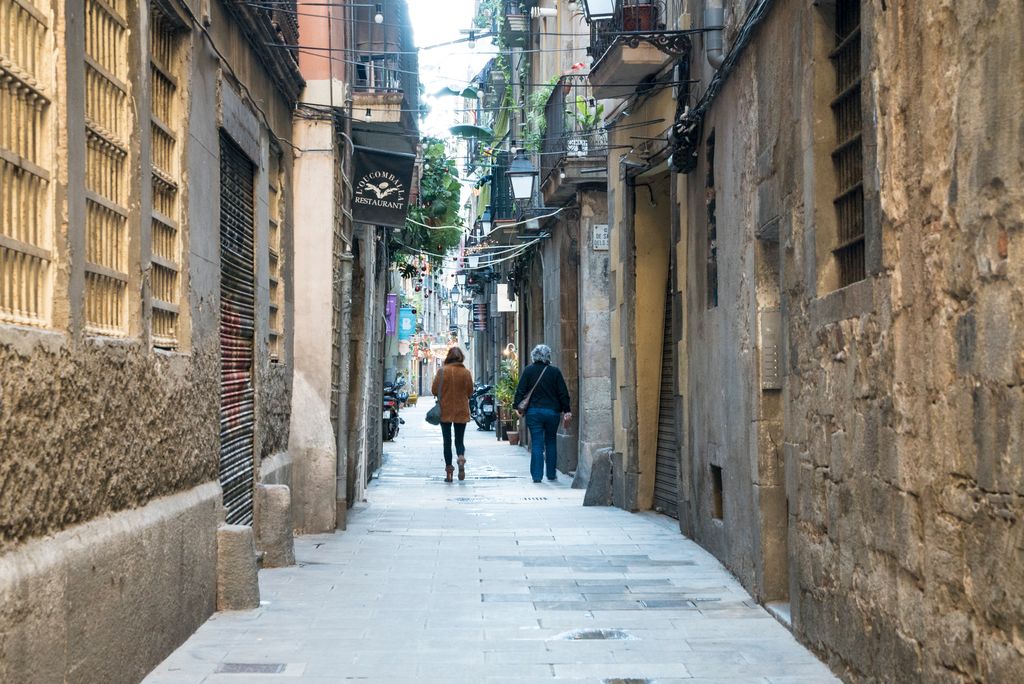 Persones passejant pel carrer dels Banys Vells