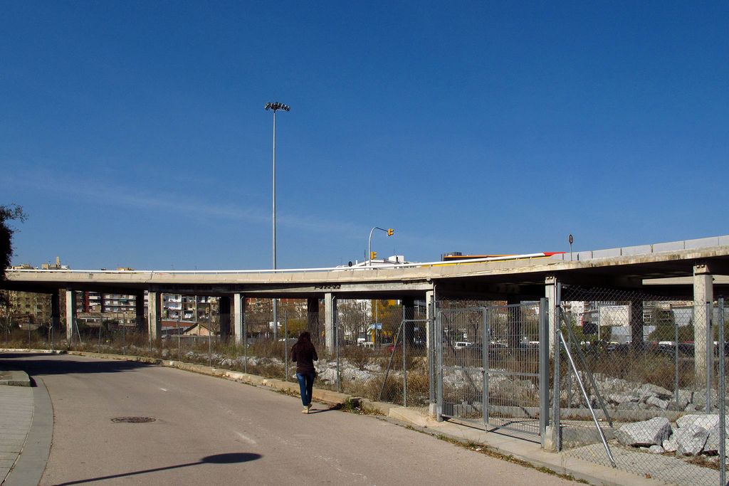 Març 2012. Una dona camina per l’interior del tambor de la plaça de les Glòries Catalanes