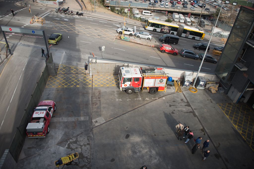 Vista en alçada de l'entrada al Parc de Bombers de la Vall d'Hebron durant la inauguració de la nova torre de pràctiques
