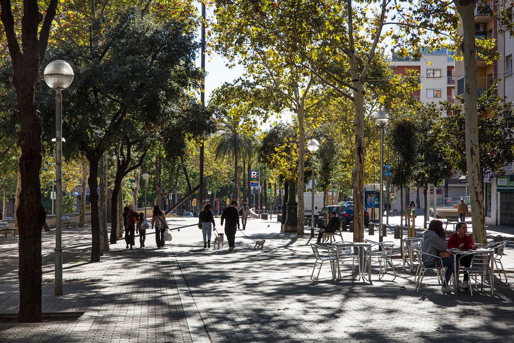 Persones passejant per la Via Julia