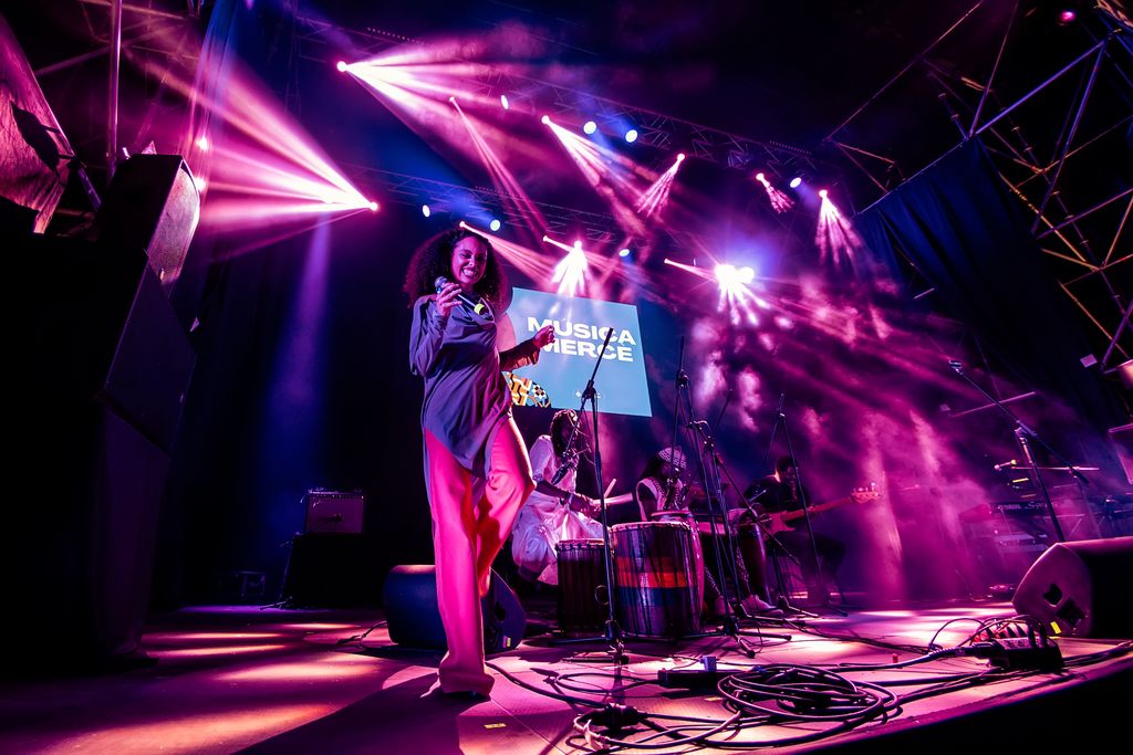 Moment de l'actuació de la cantant de rhythm and blues i neo-soul Neï Bikôkô, durant el concert a l'escenari del BAM a la plaça de Joan Coromines