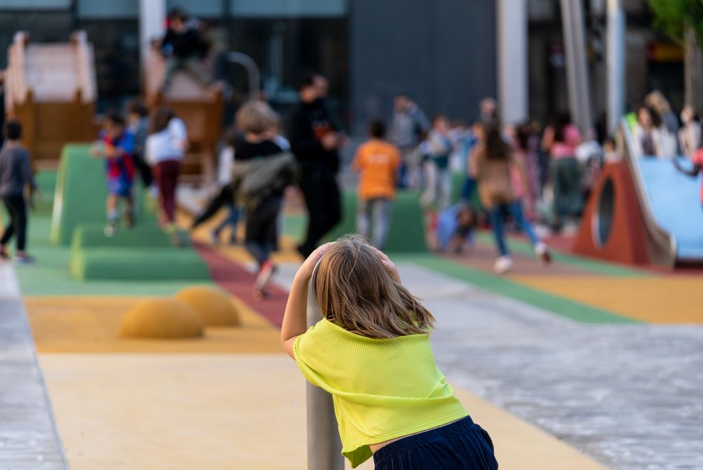 Nens jugant a la zona de jocs de la plaça de Sant Miquel