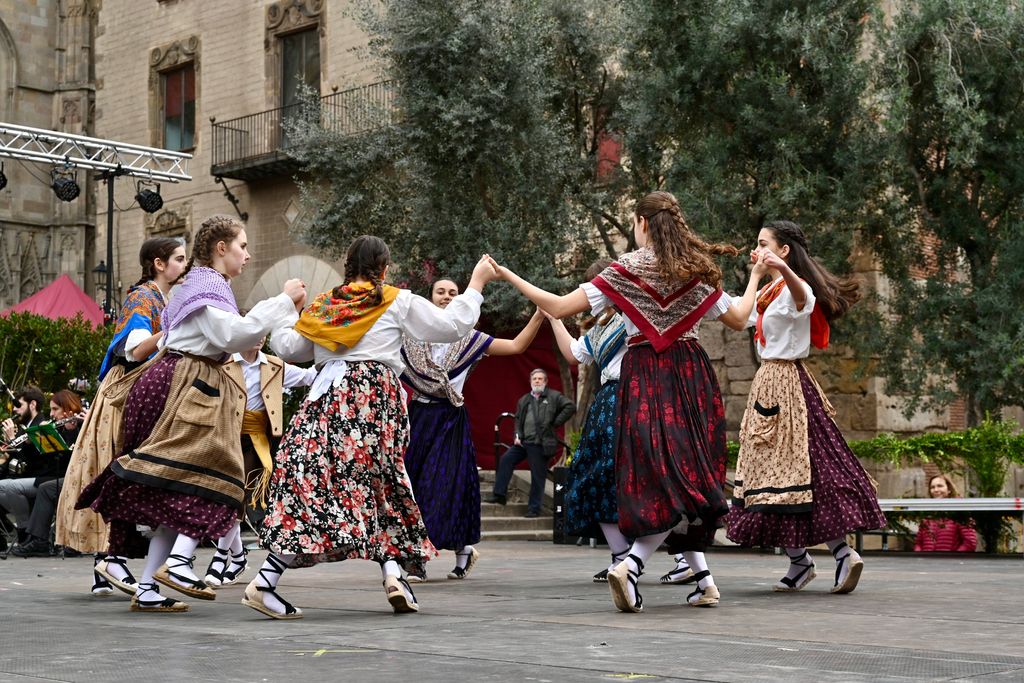 Jóvenes danzantes actúan en la Muestra de Esbarts Danzantes Infantiles y Juveniles en la avenida de la Catedral