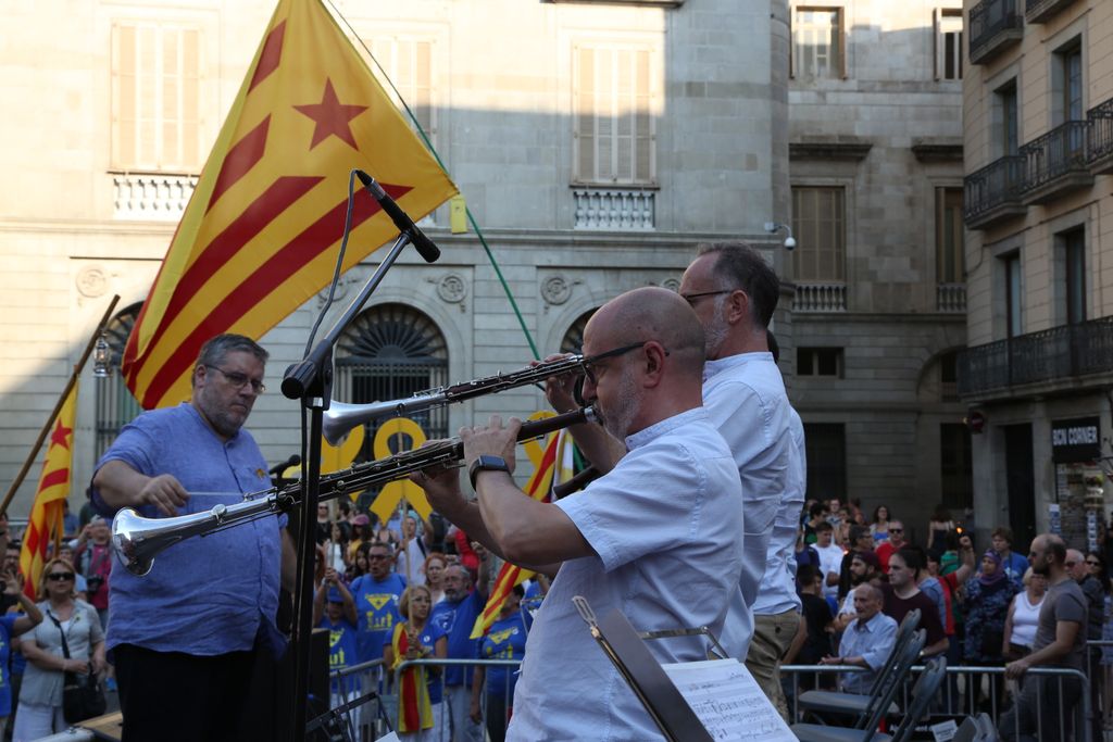 Grup musical amenitzant l'arribada de la Flama del Canigó