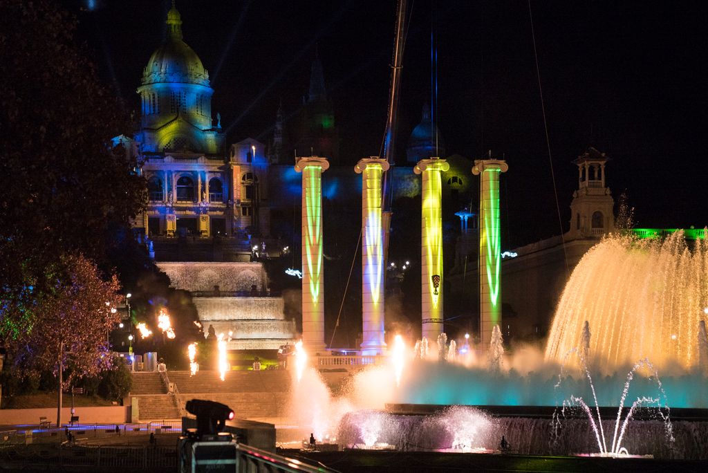 Vista de la Font Màgica amb les Quatre Columnes i el Palau Nacional