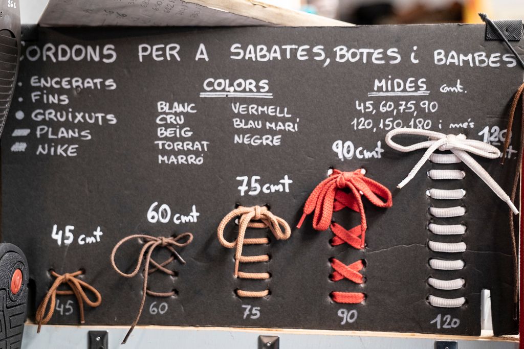 Cartell amb mostres de cordills i preus