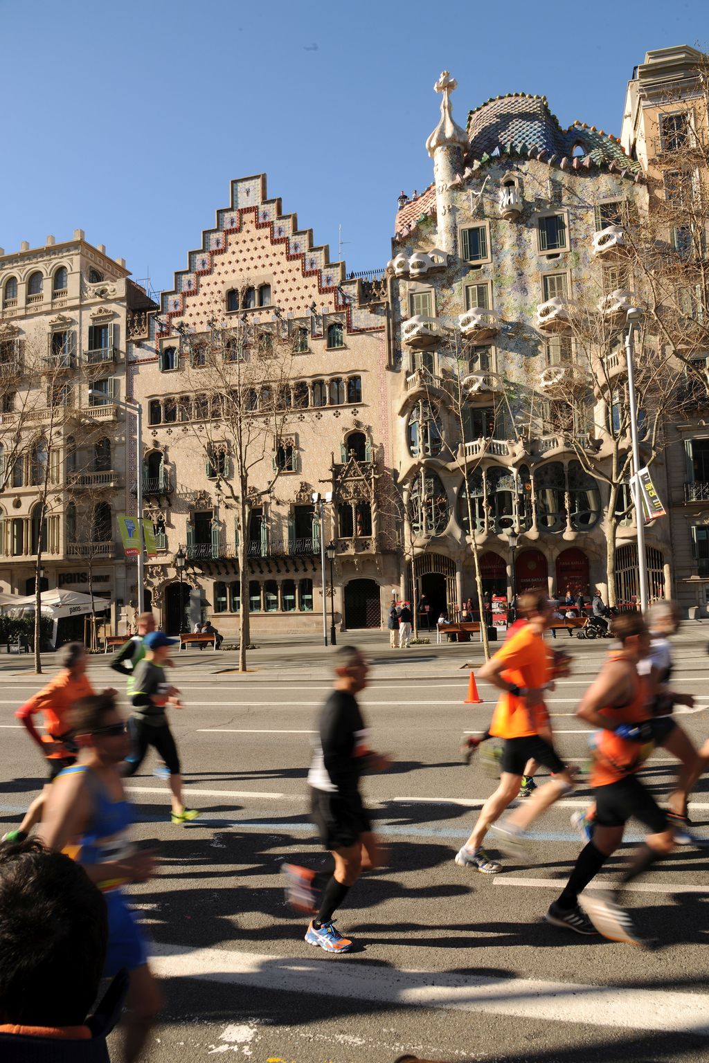 Maratón de Barcelona 2015 pasando por delante de la Casa Batlló y de la Casa Amatller