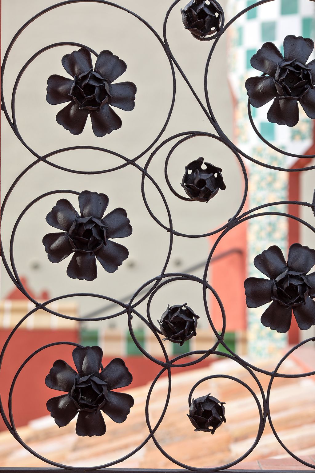 Casa Vicens. Elements exteriors de forja amb forma de flors