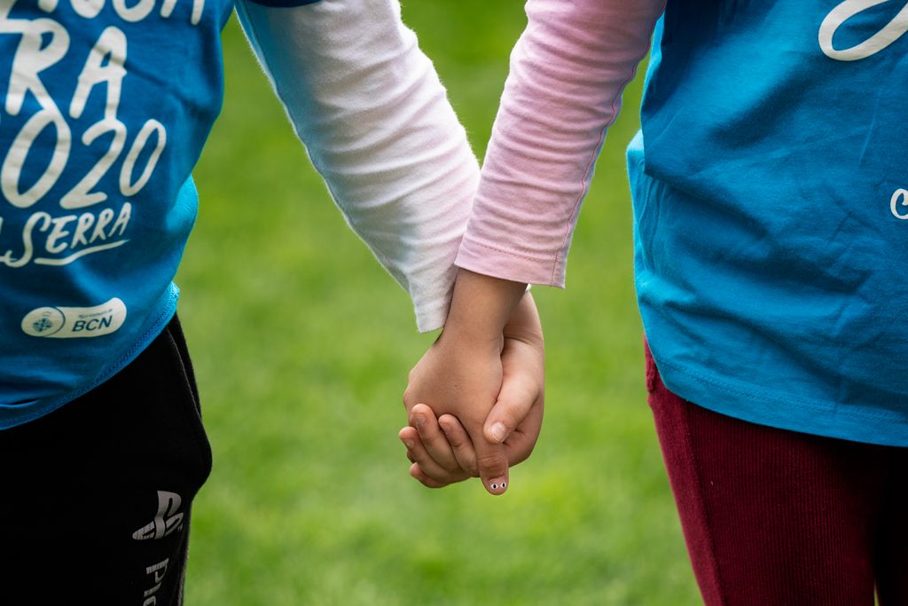 Dues nenes s’agafen de les mans a l’acte de cloenda del Dansa Ara - Joan Serra