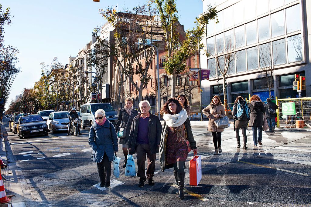Personas cruzando la Diagonal en obras
