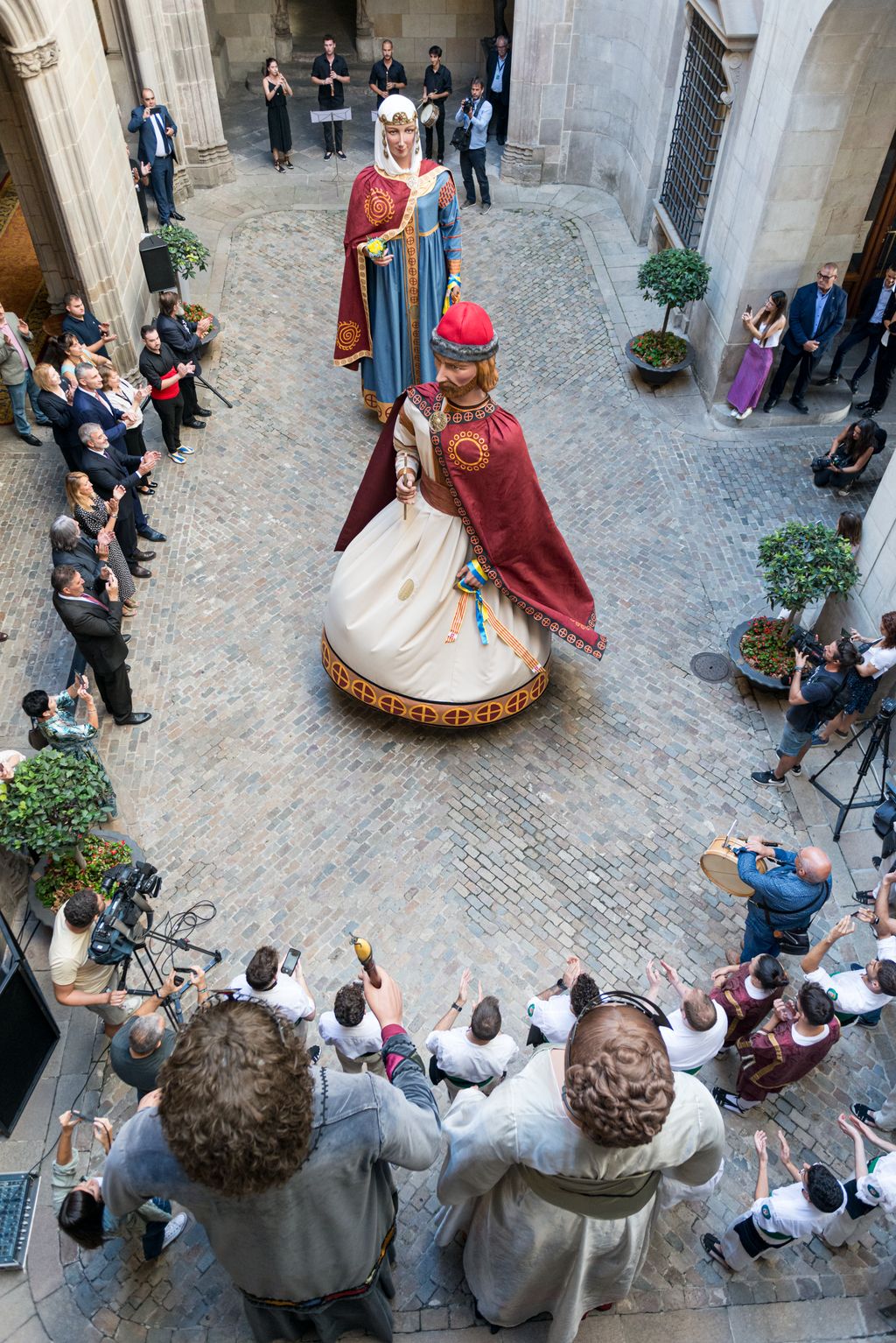 Ball dels gegants de Kíiv a la galeria gòtica de l’Ajuntament de Barcelona.