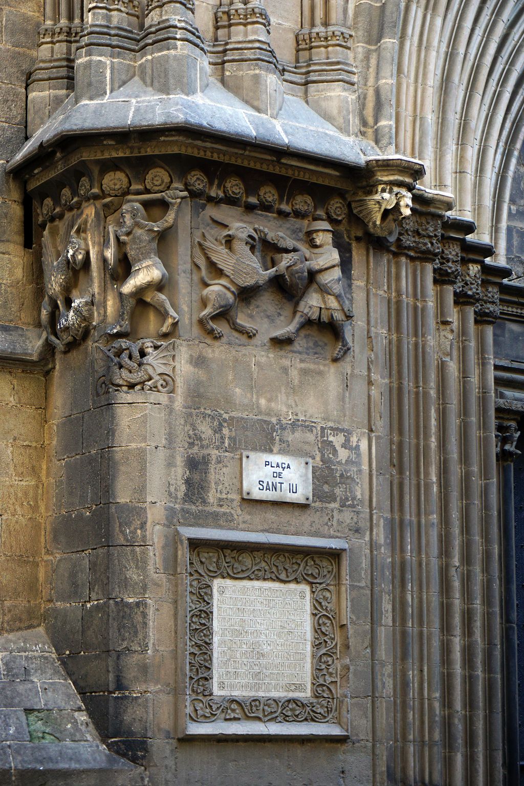 Portal de Sant Iu. Brancals i relleus