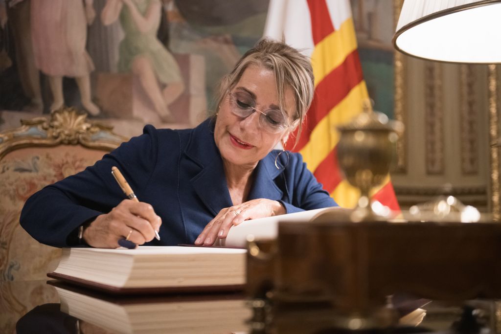 Emma Vilarasau, actriz, firma el Libro de Honor en el Despacho de Honor del Ayuntamiento