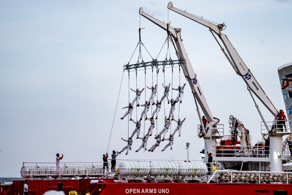 Espectacle de la Fura dels Baus dalt del vaixell ‘Open Arms Uno’ durant la presentació de la nova embarcació de Proactiva Open Arms, en la qual els actors es pengen com si fossin una vela