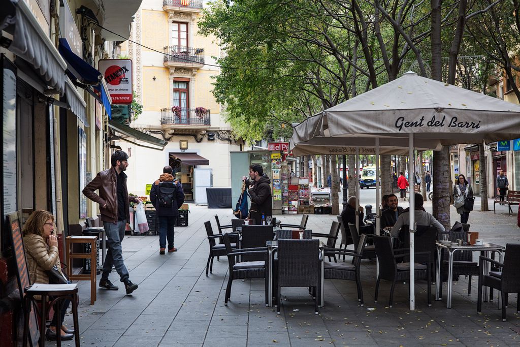 Terrasses i persones pel carrer Rogent