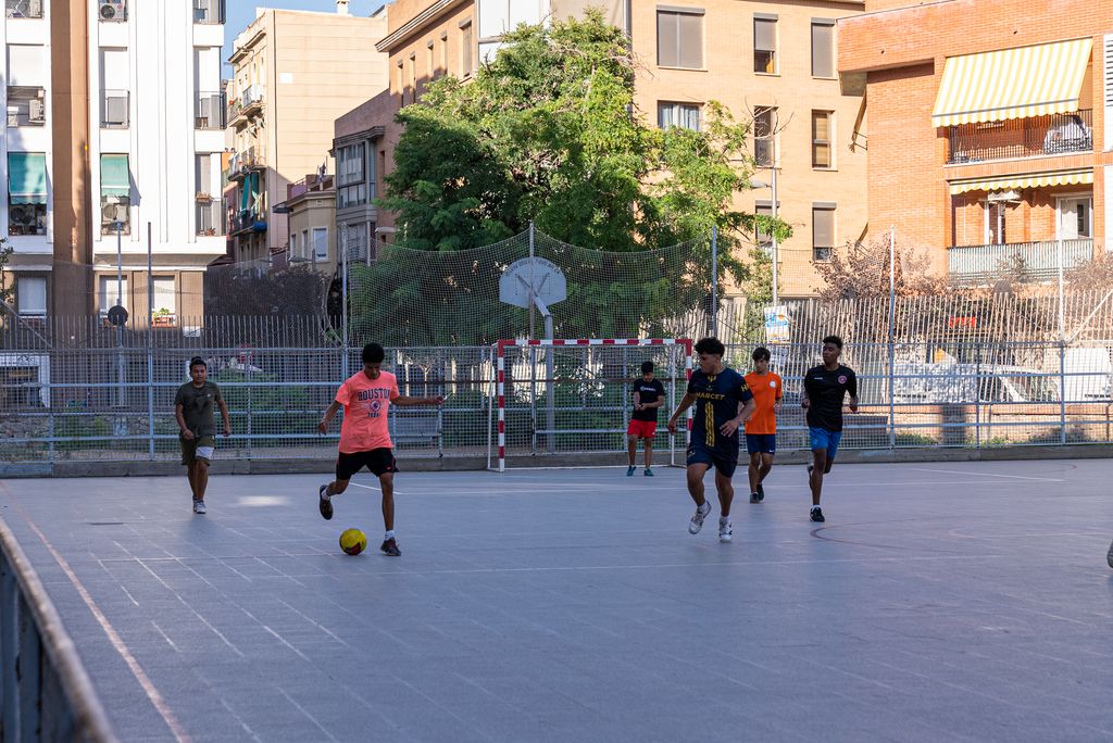 Uns nois juguen a futbol durant una jornada de Patis Oberts a l'Institut Lluís Vives