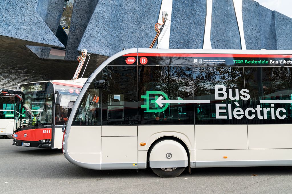 Presentació dels autobusos elèctrics al costat del Museu Blau