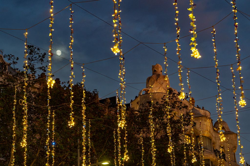 Llums de Nadal del passeig de Gràcia. De fons, la Pedrera - Casa Milà