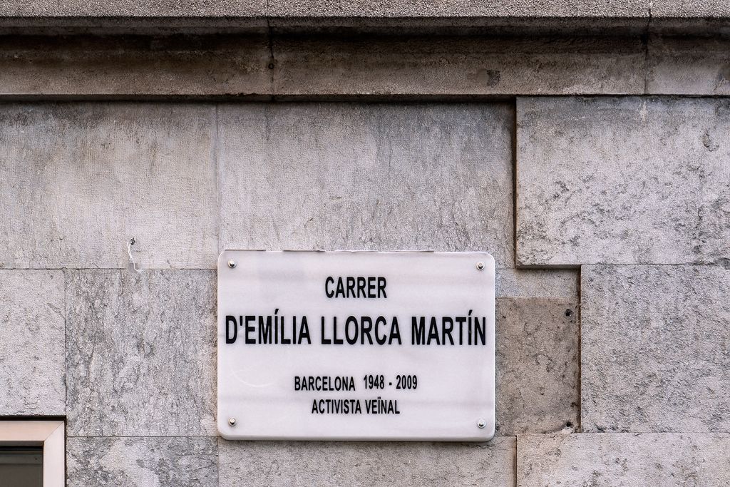Placa de nom del carrer d’Emília Llorca Martín, antic carrer de l’Almirall Aixada