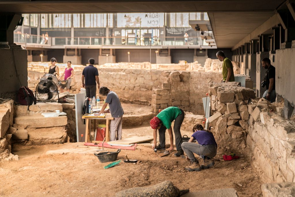 Excavacions al Born CCM amb els diferents equips treballant en sectors diversos de la casa