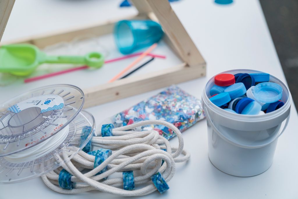 Materials sobre una taula per fer l'activitat de la línia blava que indica fins on pot pujar l'aigua per l'escalfament global