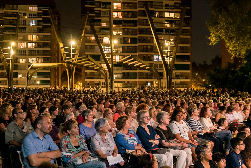 La Mercè als barris. Públic assistent a l'espectacle musical a la Plaça Major de Nou Barris
