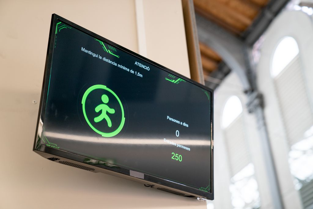 Pantalles on es pot veure el nombre d’entrades permeses abans d’omplir l’aforament del Mercat de Sant Antoni
