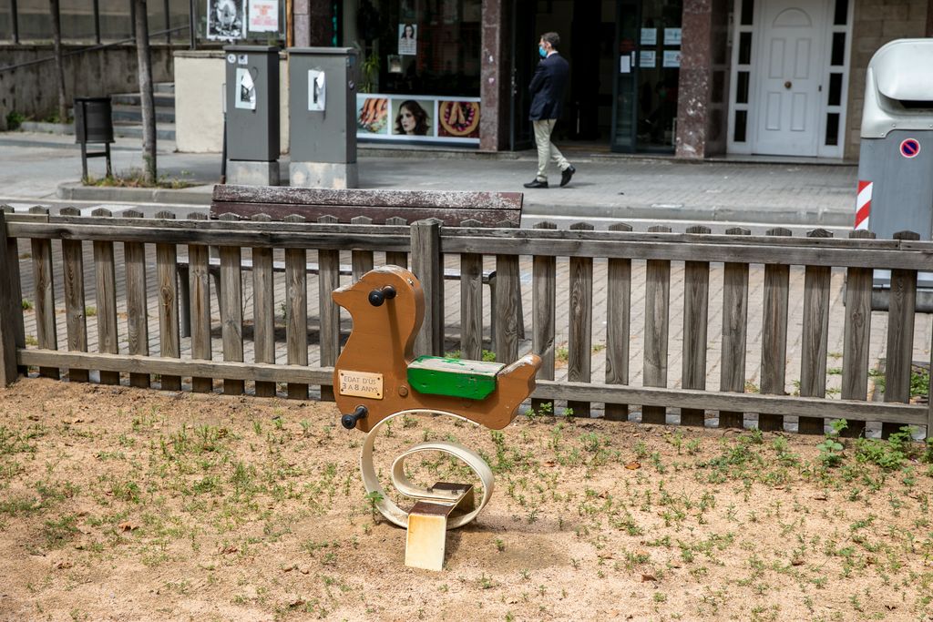 Un balancí en una zona de joc infantil que encara roman tancada a la via Júlia