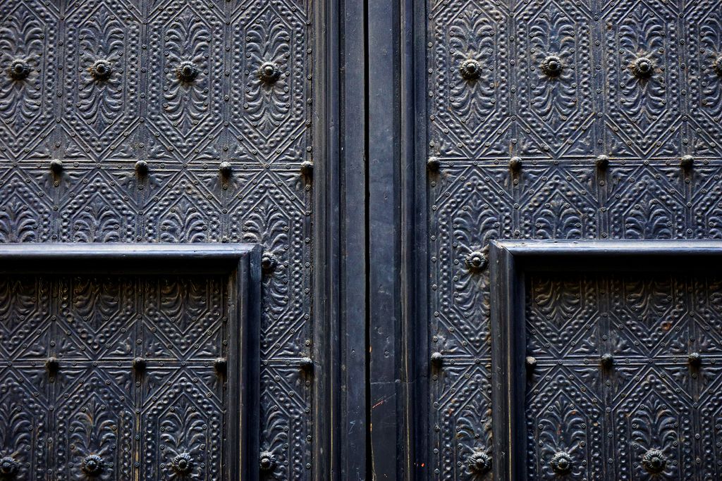 Portal de Sant Iu. Detall de les portes