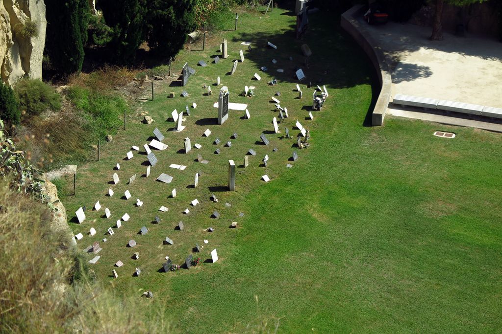 Fossar de la Pedrera vist des del castell de Port